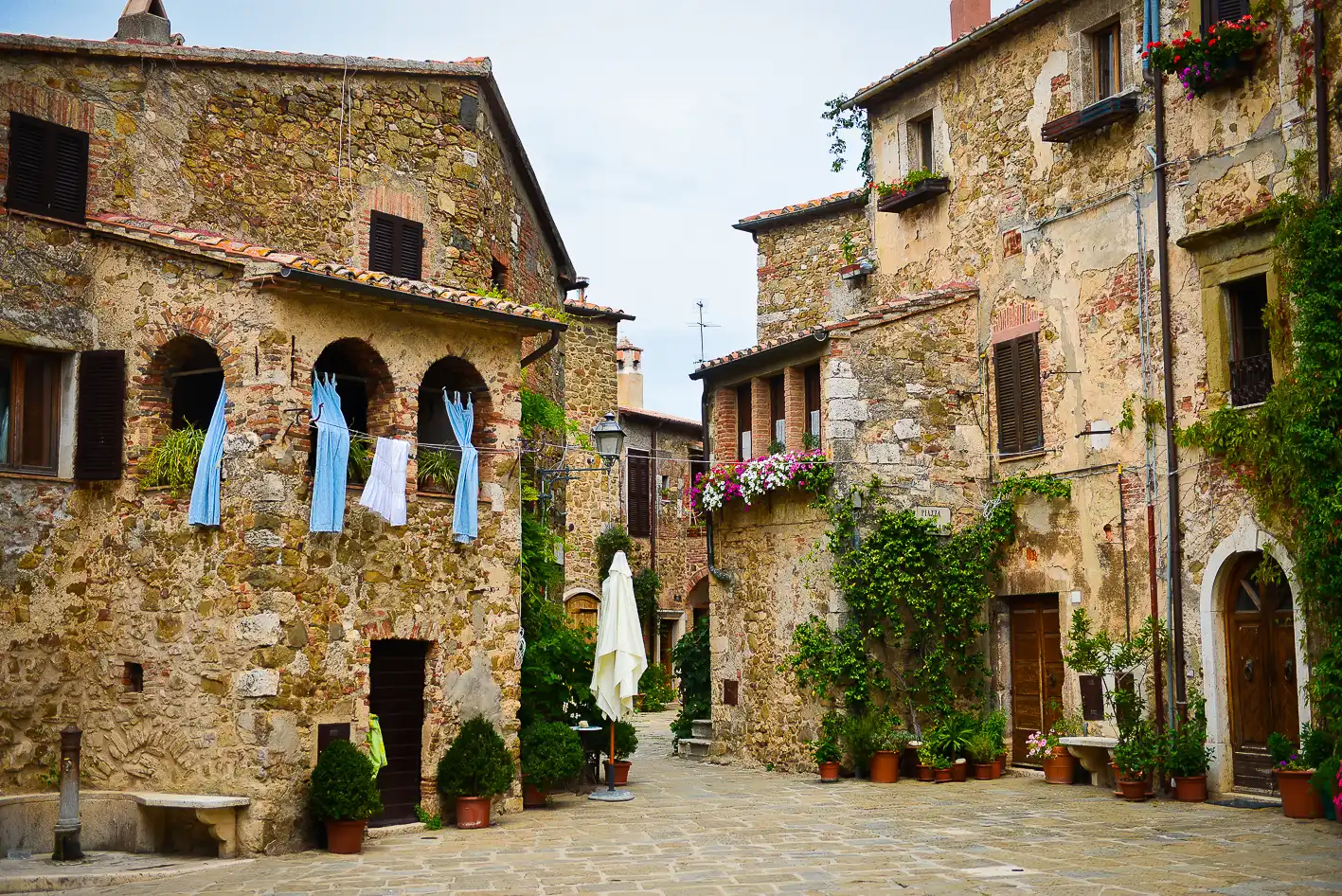 Montemerano, piazza Castello