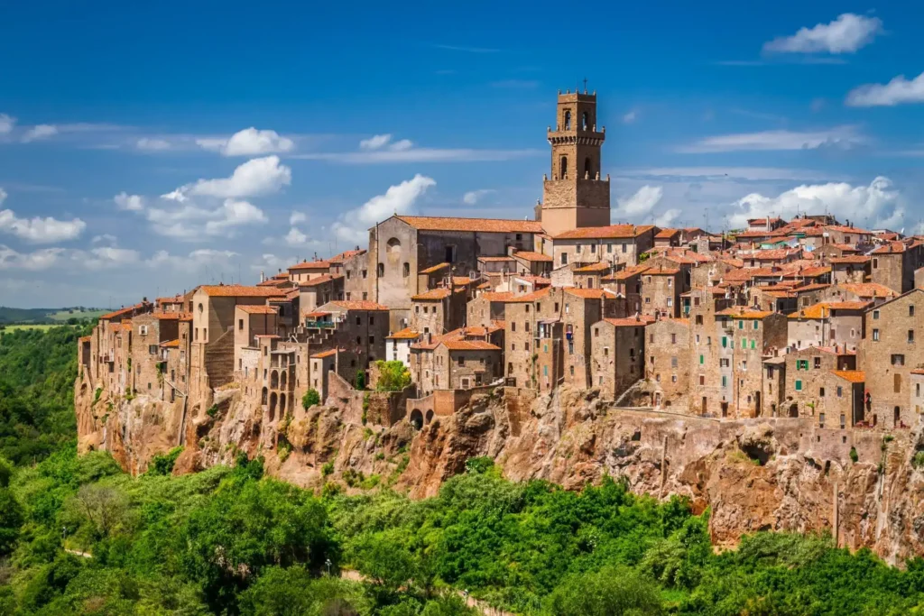 Vista panoramica di Pitigliano, la "città sul tufo" nel cuore della Maremma