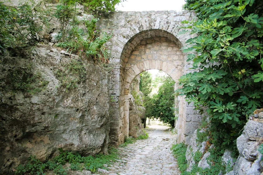 Saturnia, Porta Romana e la Via Clodia